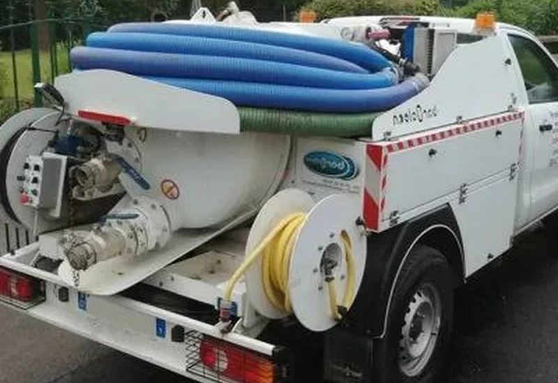 Camion hydrocureur haute pression utilisé pour le débouchage de canalisations